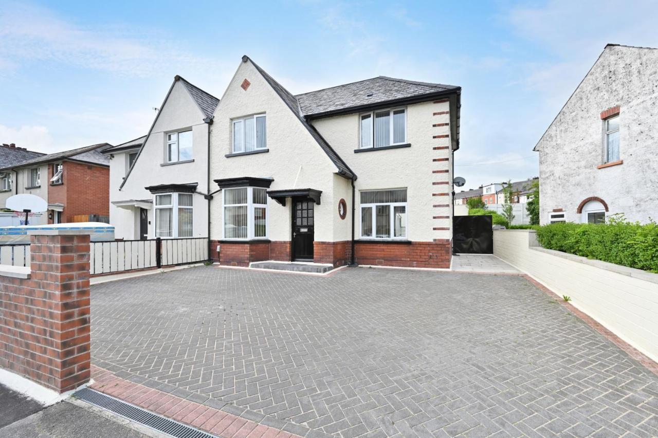 Sleek And Stylish 3 Bed In Bolton - Garden - Parking Villa Екстериор снимка