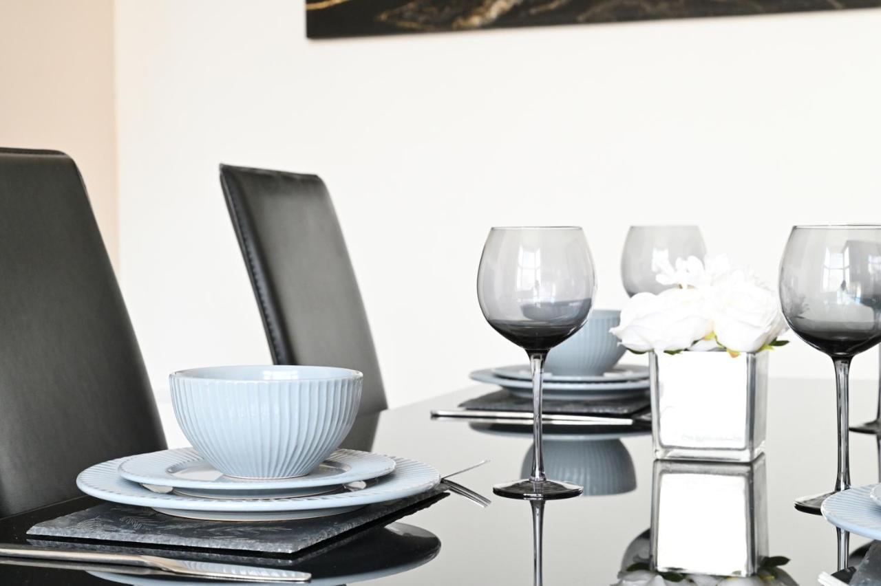 Sleek And Stylish 3 Bed In Bolton - Garden - Parking Villa Екстериор снимка