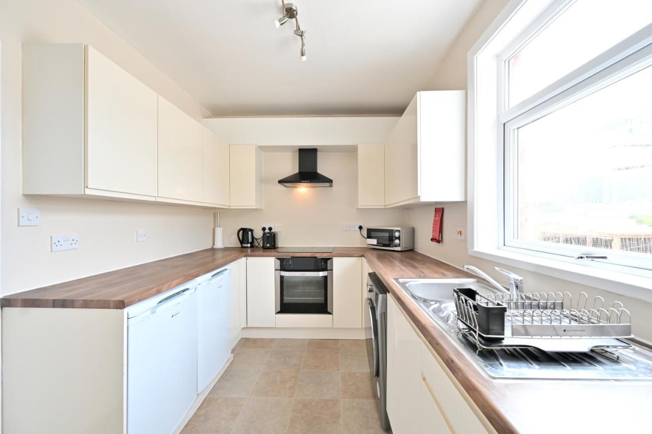 Sleek And Stylish 3 Bed In Bolton - Garden - Parking Villa Екстериор снимка