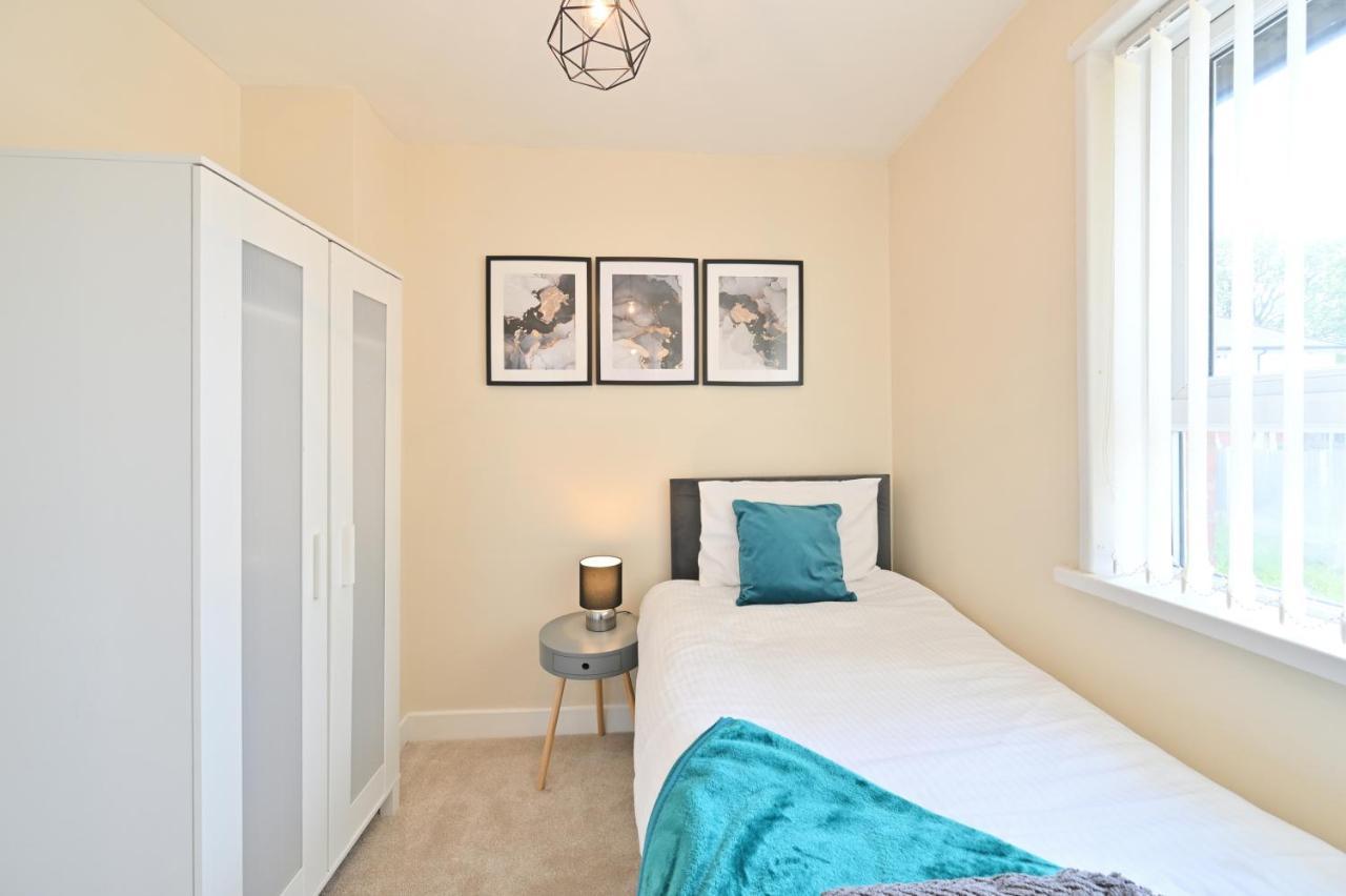 Sleek And Stylish 3 Bed In Bolton - Garden - Parking Villa Екстериор снимка