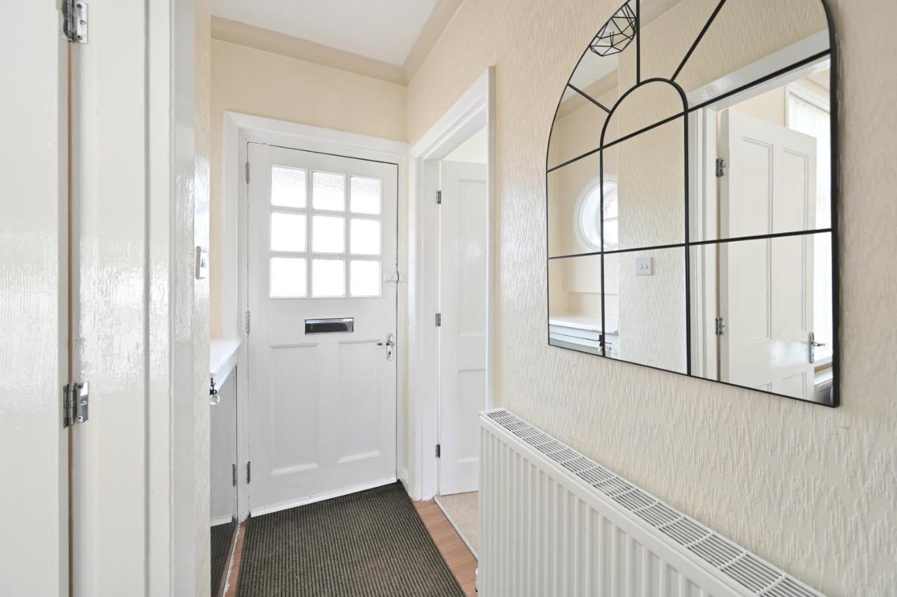 Sleek And Stylish 3 Bed In Bolton - Garden - Parking Villa Екстериор снимка